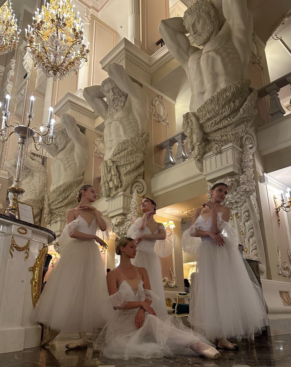 Артисты Alex May Dance Company в постановке